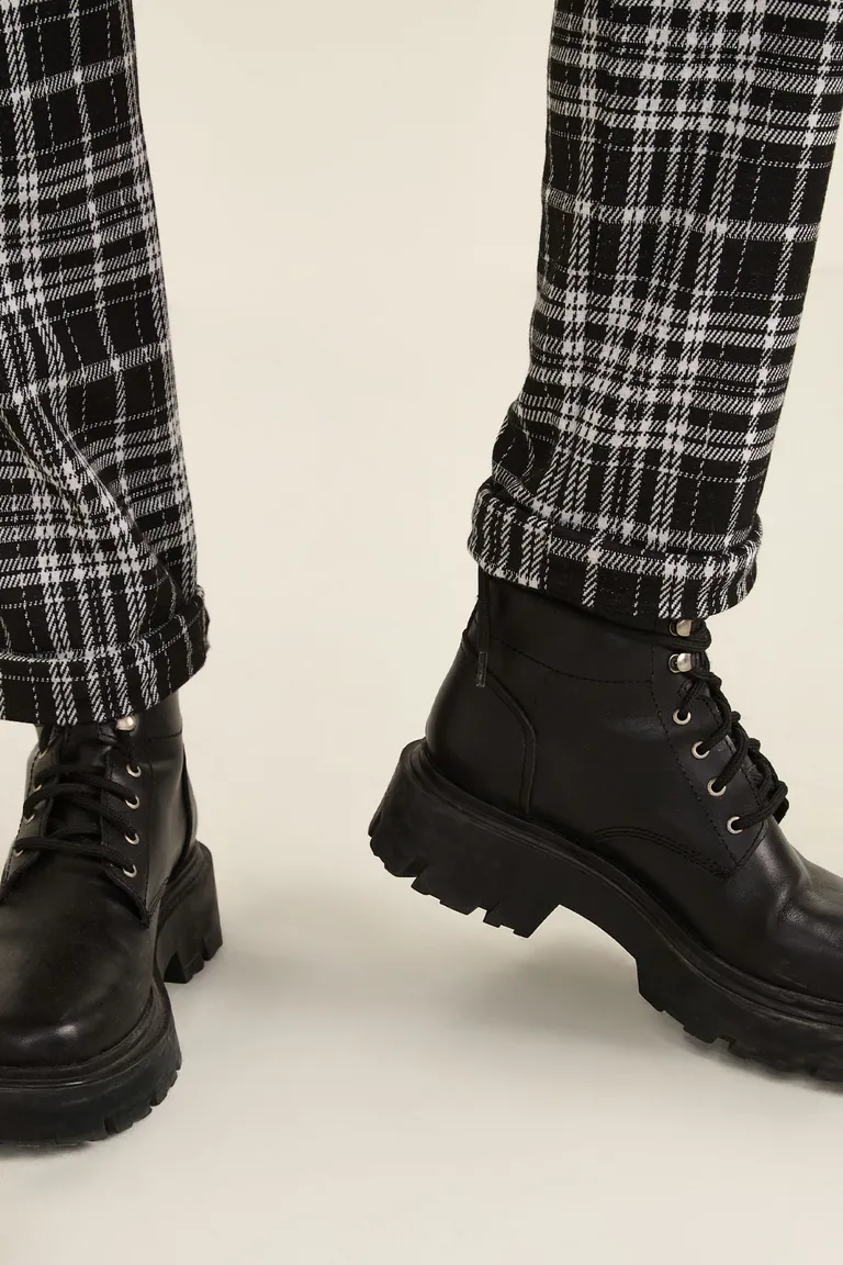 Pantalón de tiro alto con diseño de cuadros y bolsillos laterales de corte entallado de Cuesta Blanca en Pantalones para argentina