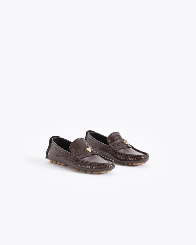 Mocasines de mujer con textura grabada y aplique metálico frontal de Jazmin Chebar en Mocasines para argentina