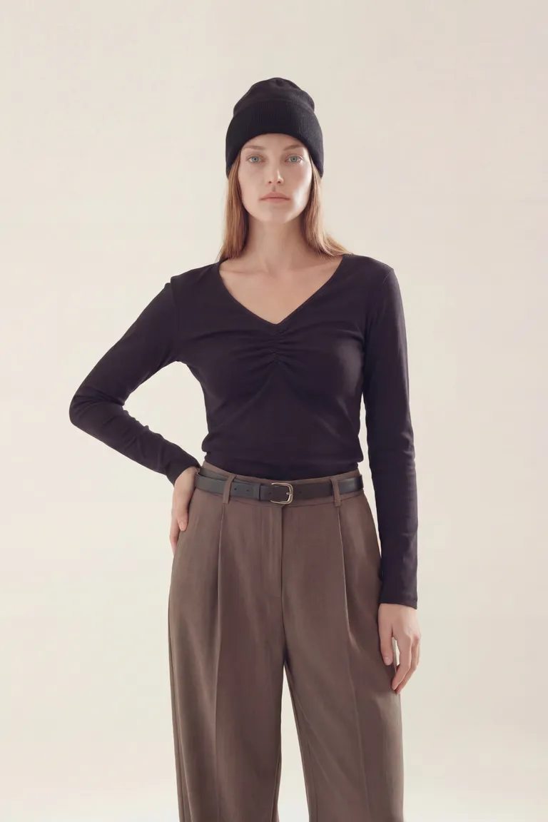 Remera de mujer con escote en V y detalle de frunce central de Akiabara en Remeras para argentina