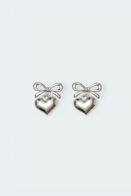 Aros corazón charm lazo de Edikted en Bijouterie para argentina