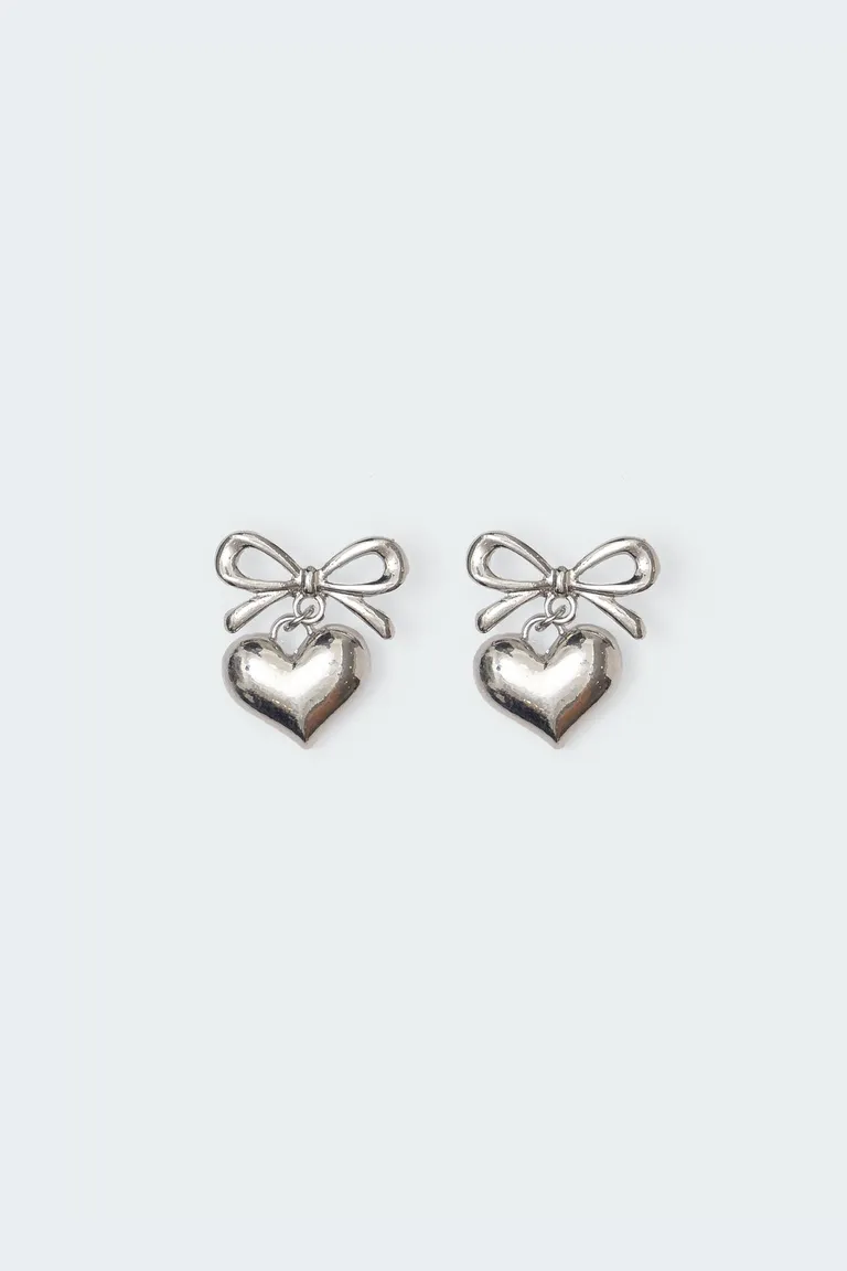 Aros corazón charm lazo de Edikted en Bijouterie para argentina