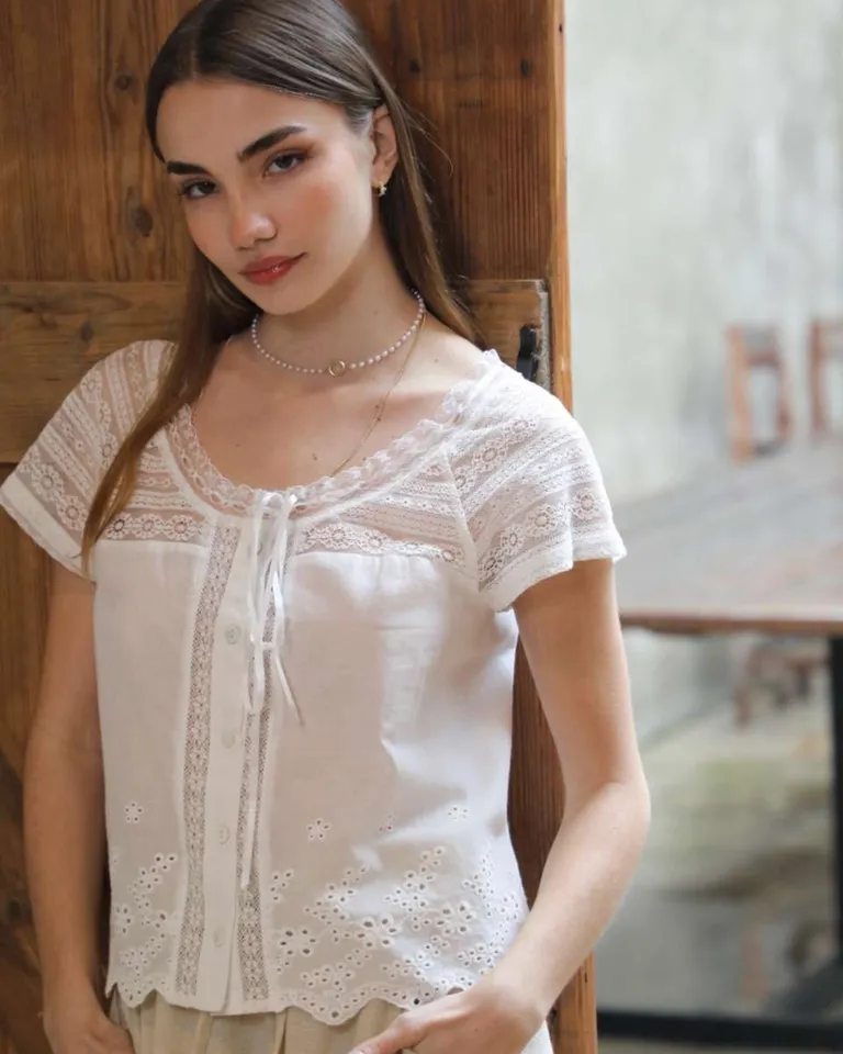 Blusa de encaje y broderie con abotonado y detalle de cinta en el escote de Hesed en Blusas para argentina