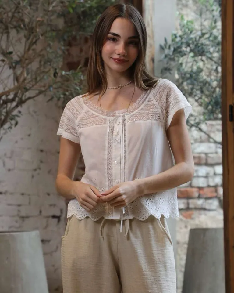 Blusa de encaje y broderie con abotonado y detalle de cinta en el escote de Hesed en Blusas para argentina