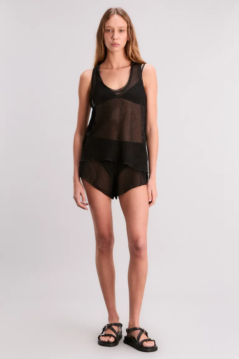 Musculosa oversize de tela de crochet con capucha y terminaciones en microtul de Kosiuko en Tops para argentina