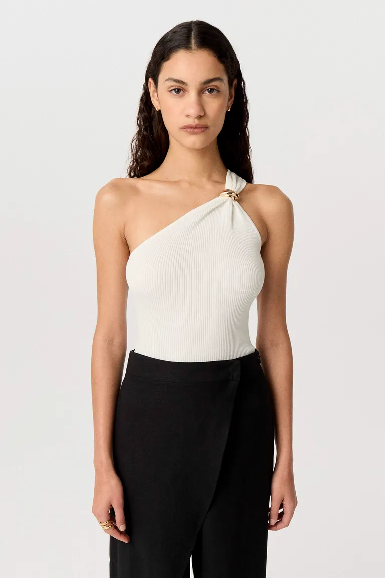 Top asimétrico de punto acanalado con detalle metálico en el hombro de Markova en Tops para argentina