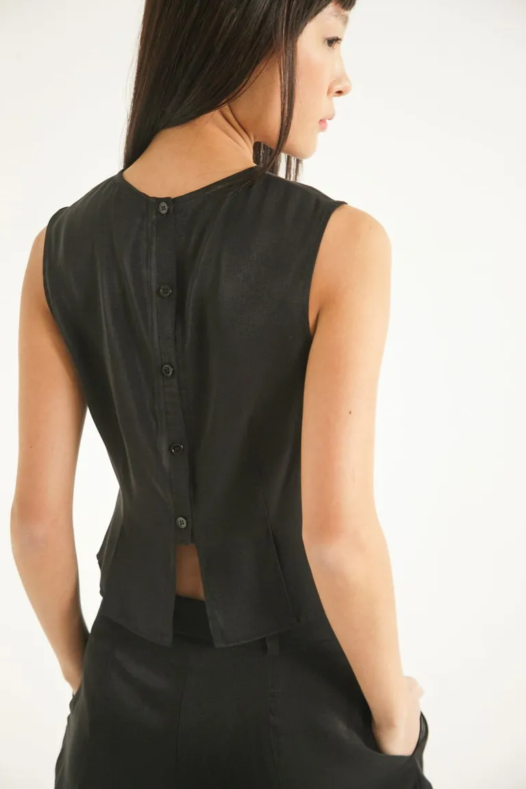 Top sastrero pinzado con cierre de botones en la espalda, diseño elegante y moderno de Las Pepas en Tops para argentina