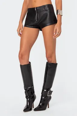 Micro shorts cuero sintético zippy de Edikted en Shorts para argentina