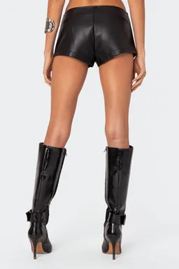 Micro shorts cuero sintético zippy de Edikted en Shorts para argentina