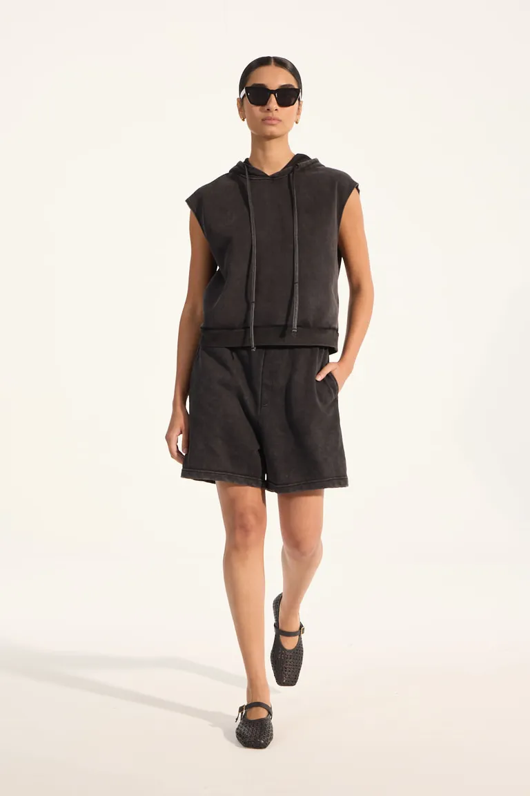 Prenda de vestir sin mangas con capucha y bolsillos laterales en tela negra de french terry de Portsaid en Buzos y Sweaters para argentina