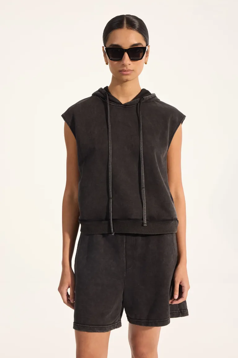 Prenda de vestir sin mangas con capucha y bolsillos laterales en tela negra de french terry de Portsaid en Buzos y Sweaters para argentina
