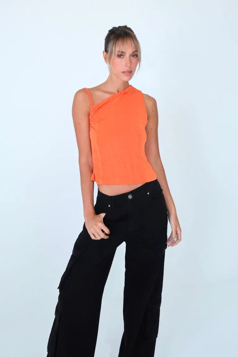 Top asimétrico naranja de corte modular y ajuste ceñido al cuerpo de Naíma en Tops para argentina