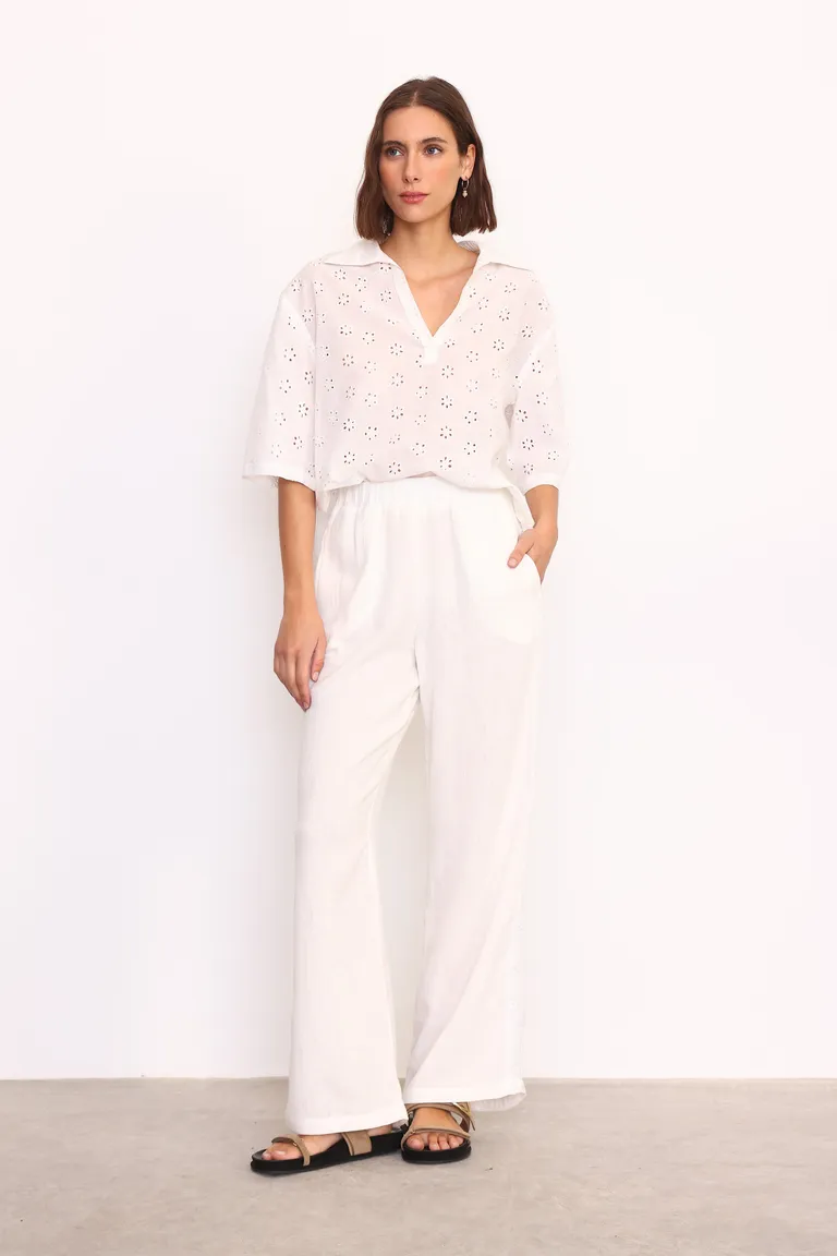 Pantalón blanco de corte recto con detalles decorativos de Yagmour en Pantalones para argentina