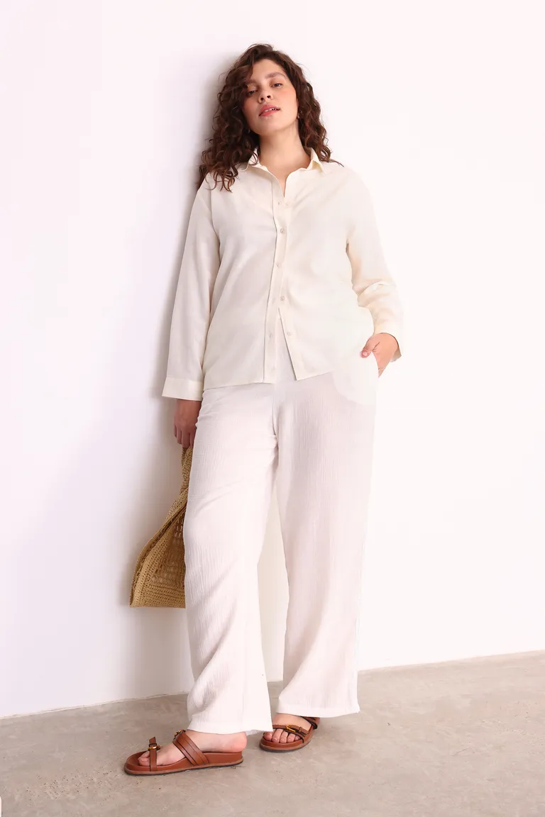 Pantalón blanco de corte recto con detalles decorativos de Yagmour en Pantalones para argentina