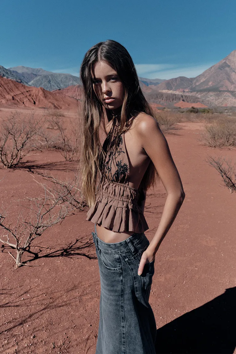Top con bordados florales y espalda descubierta - Diseño femenino y estilizador de Sweet en Tops para argentina