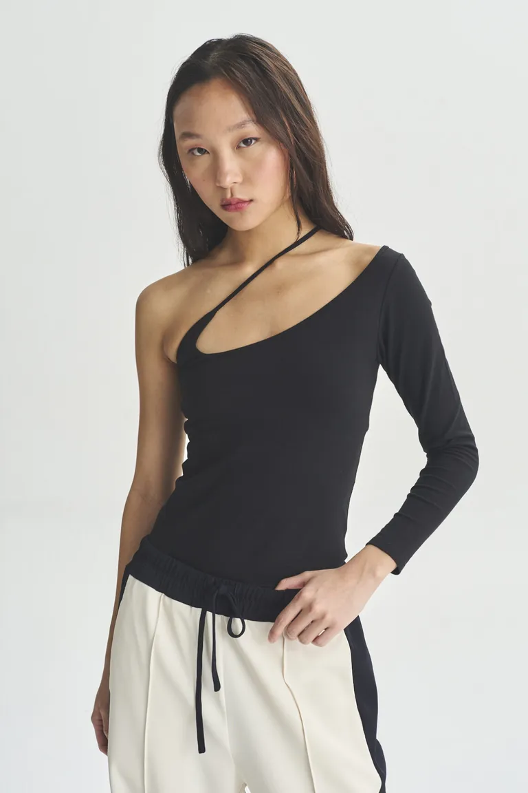 Remera asimétrica en color negro, diseño moderno y versátil para mujer de Akiabara en Remeras para argentina