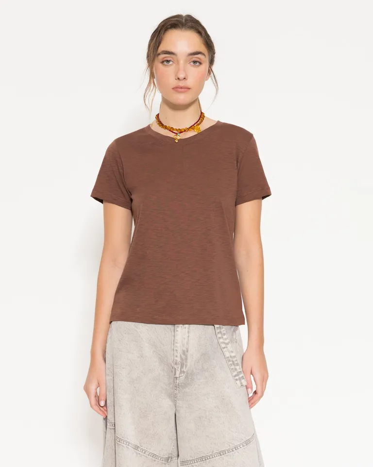 Remera de algodón pima con logo 3D, diseño elegante y versátil para mujer de Jazmin Chebar en Remeras para argentina