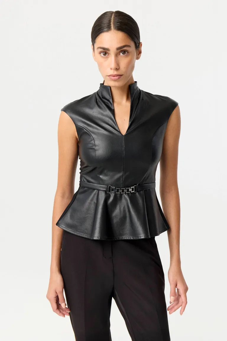 Top sin mangas entallado con cuello alzado, péplum y cinturón integrado decorativo en la cintura de Markova en Tops para argentina