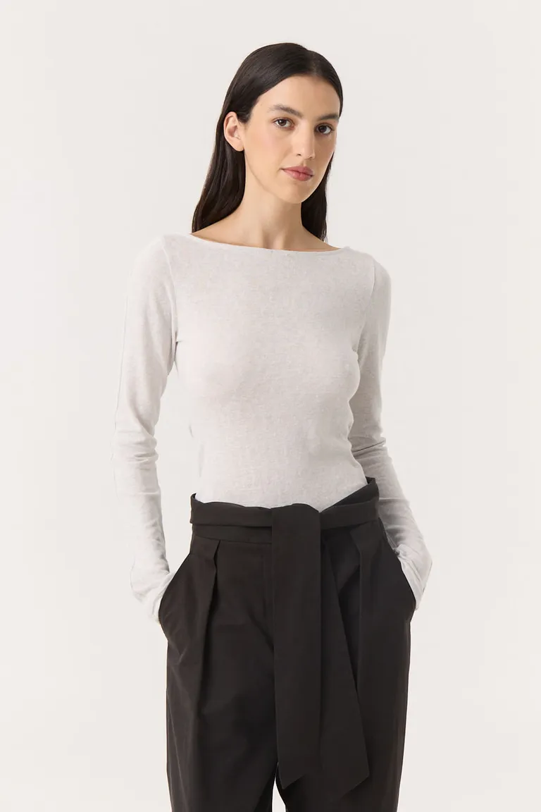 Remera de punto manga larga con escote bote y ajuste entallado al cuerpo de Furzai en Remeras para argentina