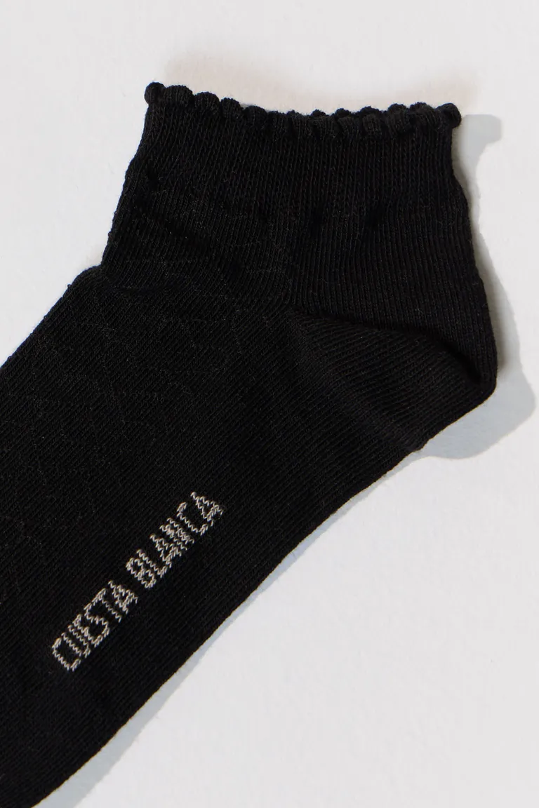 Par de calcetines negros con diseño calado y picot de Cuesta Blanca en Ropa Interior y Medias para argentina