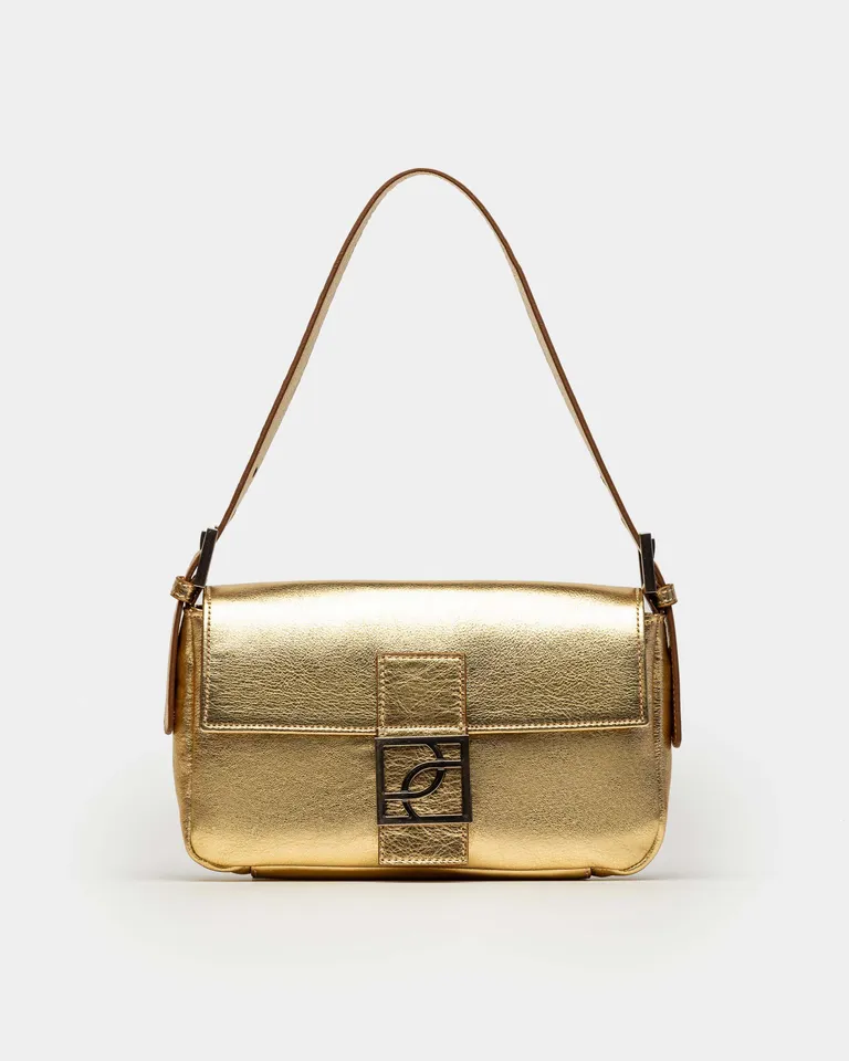 Cartera de hombro signature en cuero metalizado dorado con herraje metálico en solapa frontal de Prüne en Bolsos y Carteras para argentina