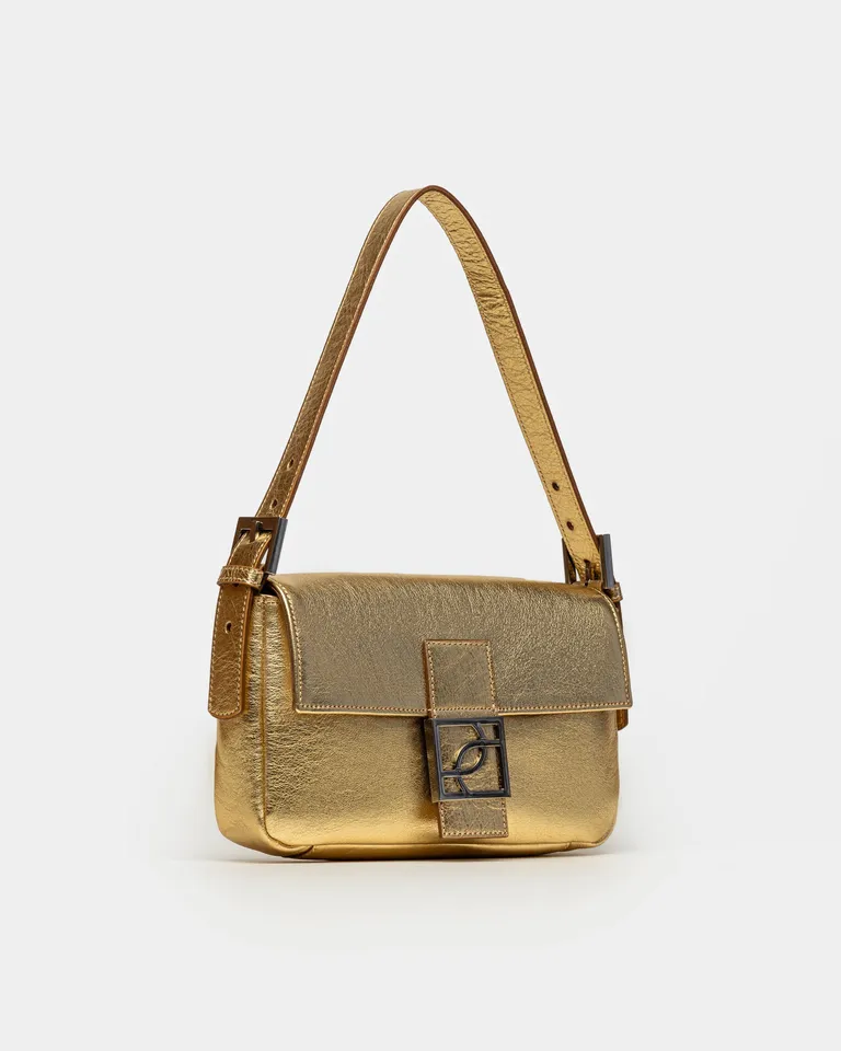 Cartera de hombro signature en cuero metalizado dorado con herraje metálico en solapa frontal de Prüne en Bolsos y Carteras para argentina