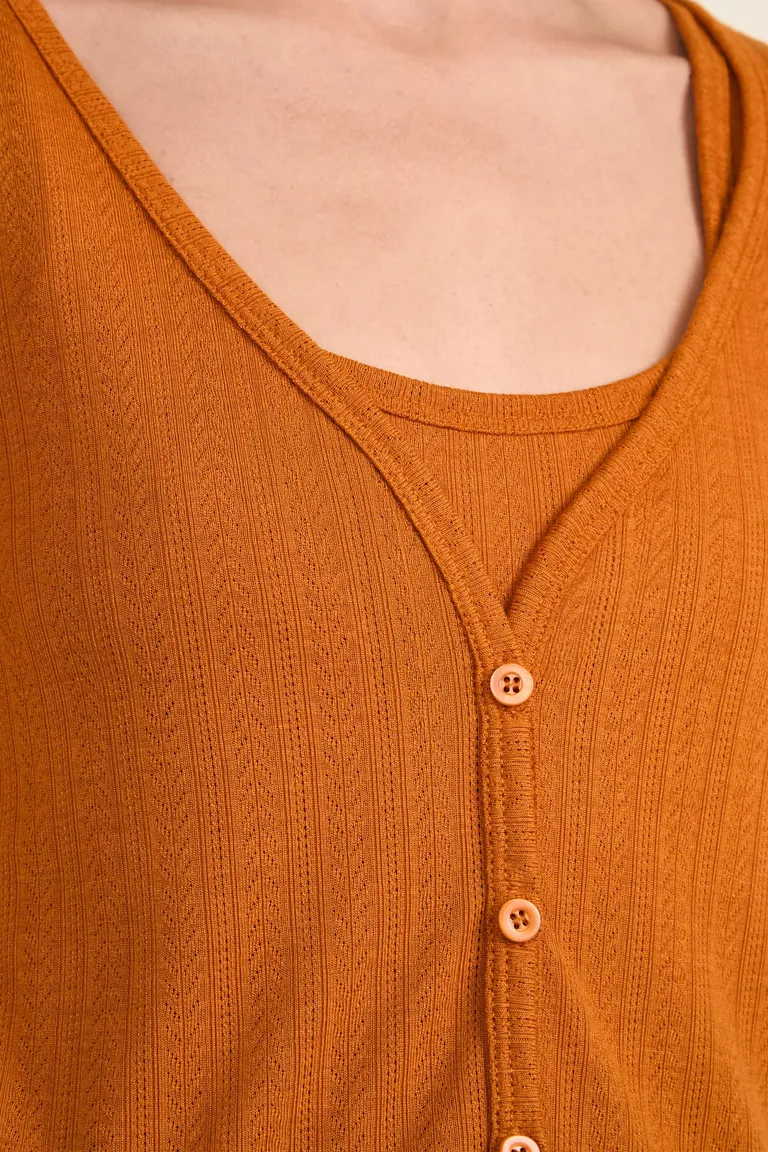 Remera de manga larga con escote en V, botones frontales y diseño texturado de Cuesta Blanca en Remeras para argentina