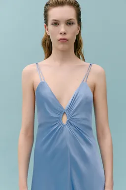 Vestido asimétrico satinado fruncido de Mango en Vestidos para argentina