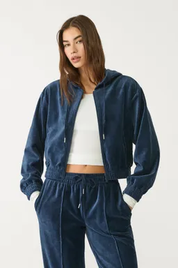 Buzo capucha terciopelo de Stradivarius en Buzos y Sweaters para argentina