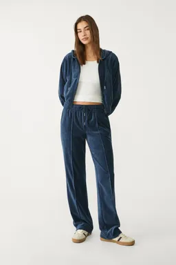 Buzo capucha terciopelo de Stradivarius en Buzos y Sweaters para argentina