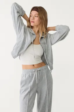 Buzo capucha terciopelo de Stradivarius en Buzos y Sweaters para argentina
