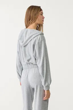 Buzo capucha terciopelo de Stradivarius en Buzos y Sweaters para argentina