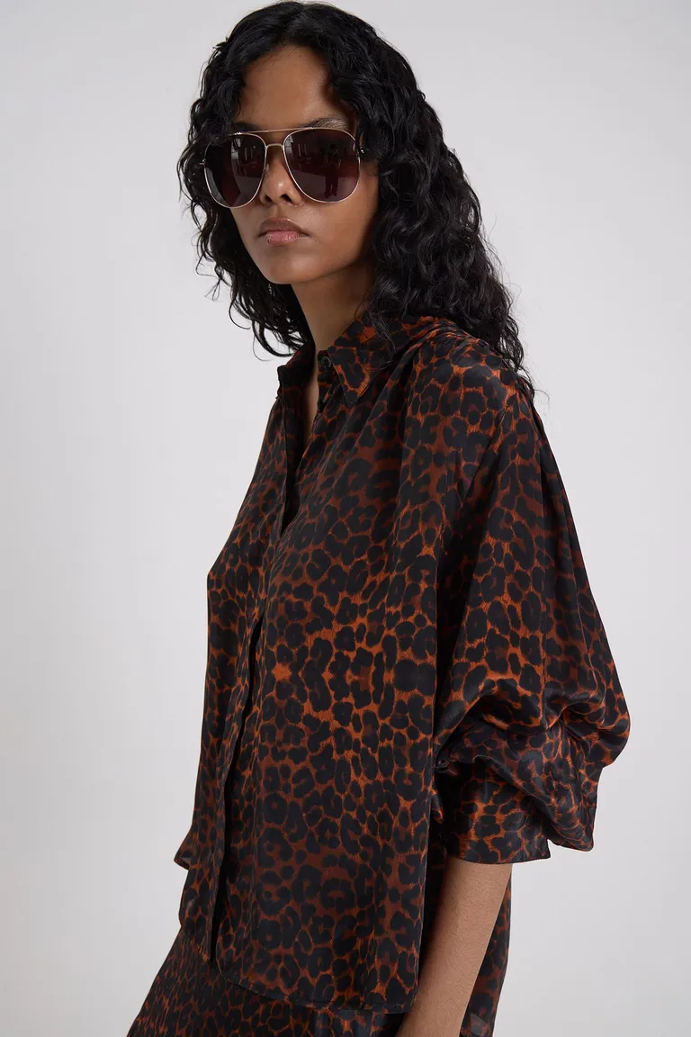 Camisa de mujer con mangas largas abullonadas y cuello clásico con cartera de botones ocultos de Maria Cher en Camisas para argentina