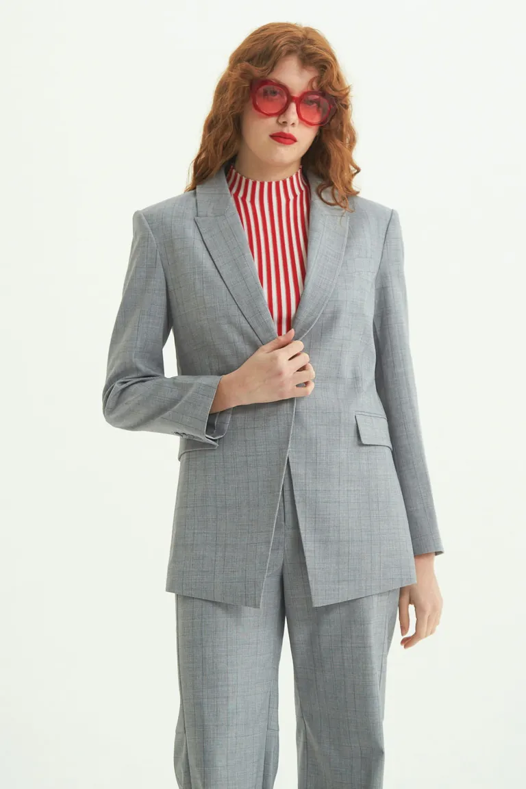 Blazer gris con estampado de cuadros, diseño clásico y ajuste perfecto de Las Pepas en Blazers para argentina