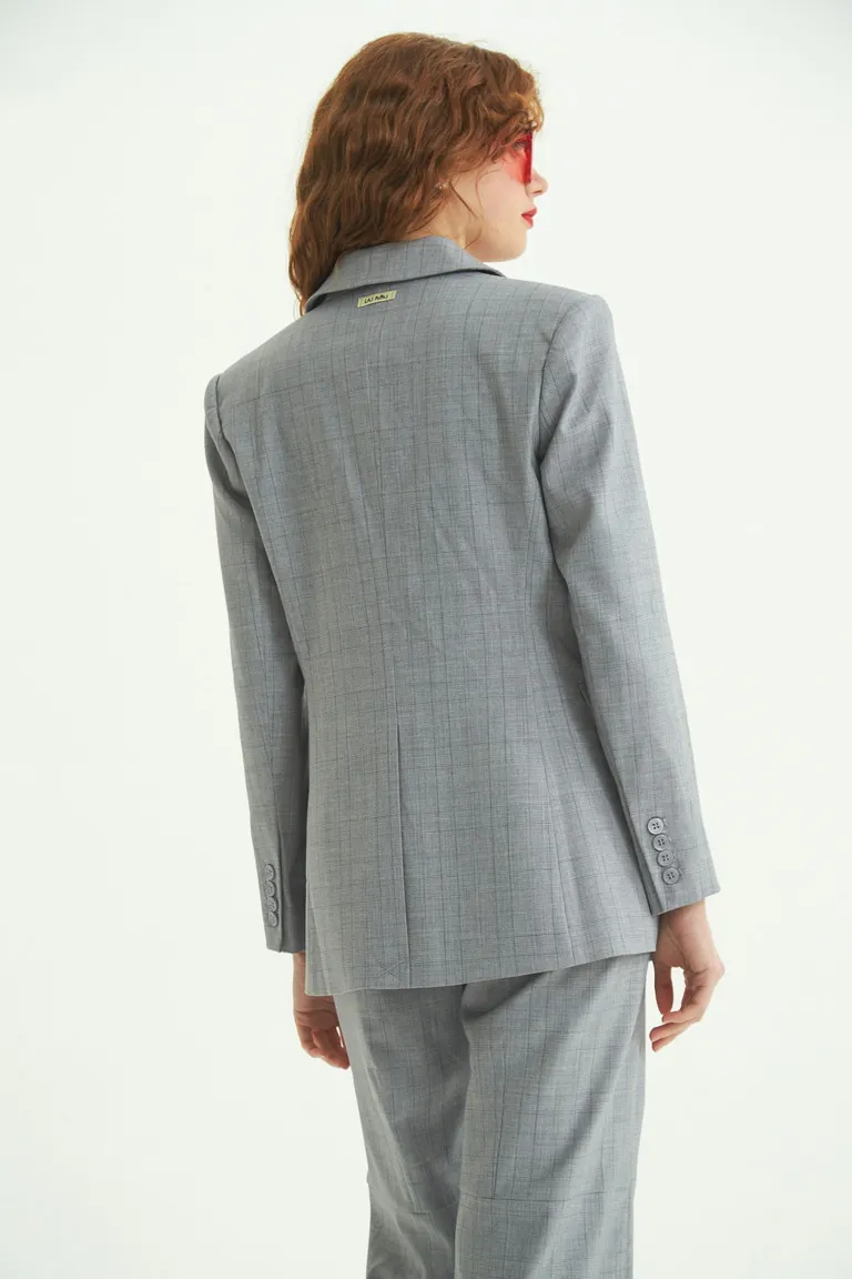 Blazer gris con estampado de cuadros, diseño clásico y ajuste perfecto de Las Pepas en Blazers para argentina