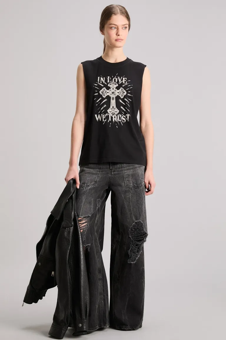 Musculosa negra con estampa gráfica de trust in love de Kosiuko en Remeras para argentina