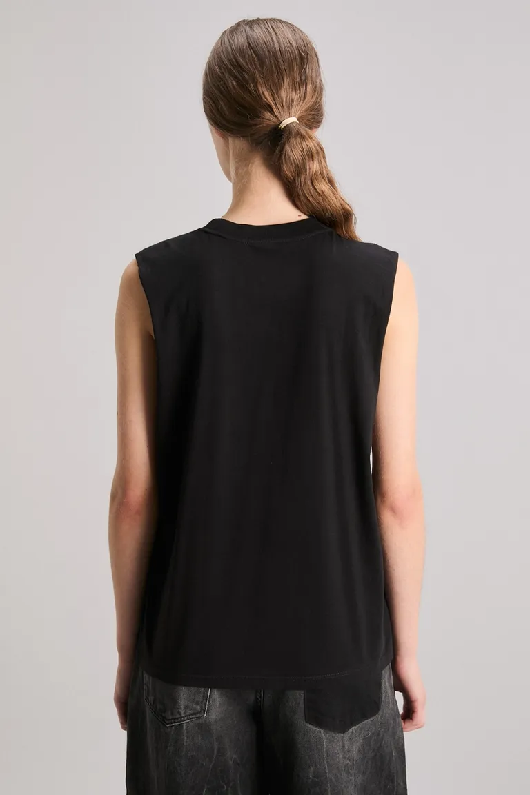 Musculosa negra con estampa gráfica de trust in love de Kosiuko en Remeras para argentina