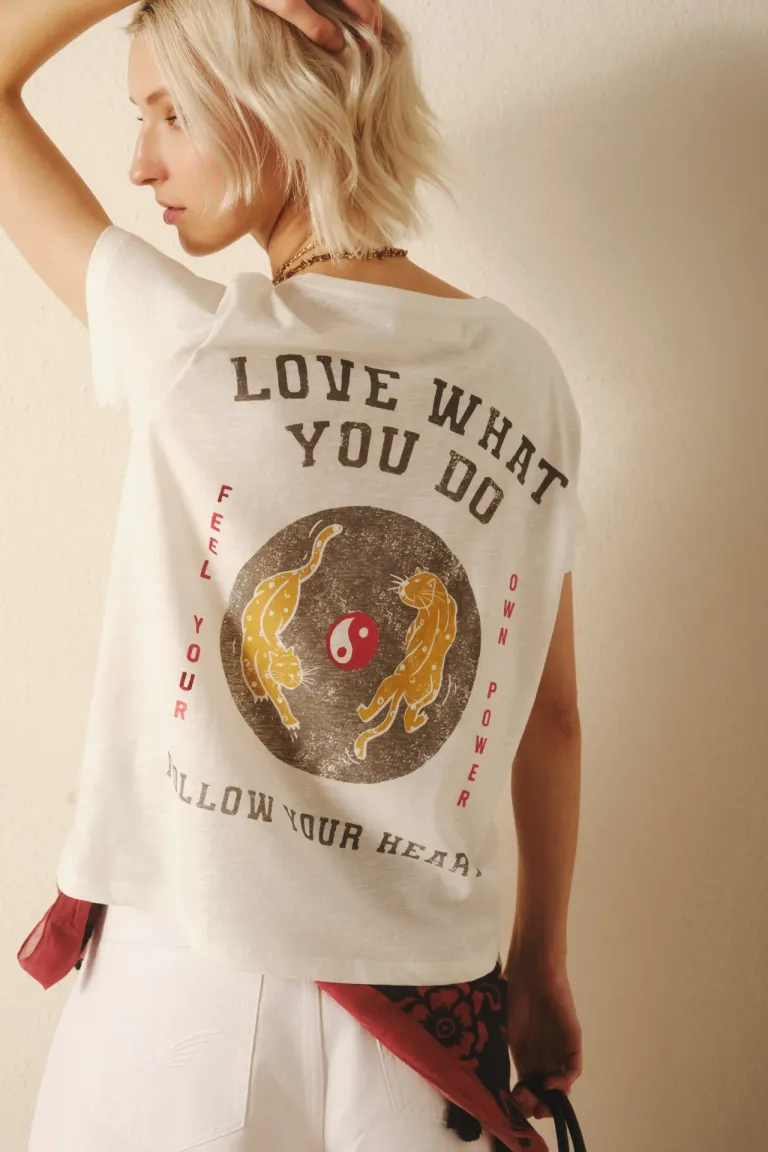 Remera oversize de algodón con estampa brillante y diseño único de Rapsodia en Remeras para argentina