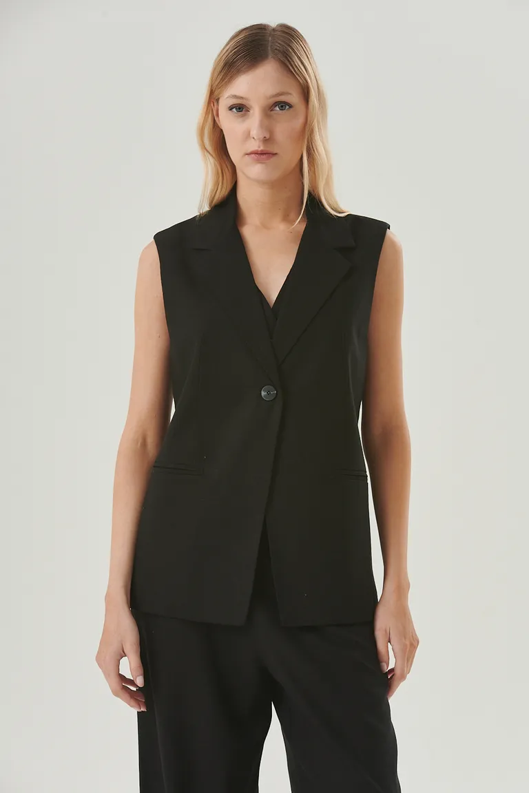 Chaleco Lena: Prenda versátil y elegante sin mangas con solapa y botón de Sweet en Chalecos para argentina