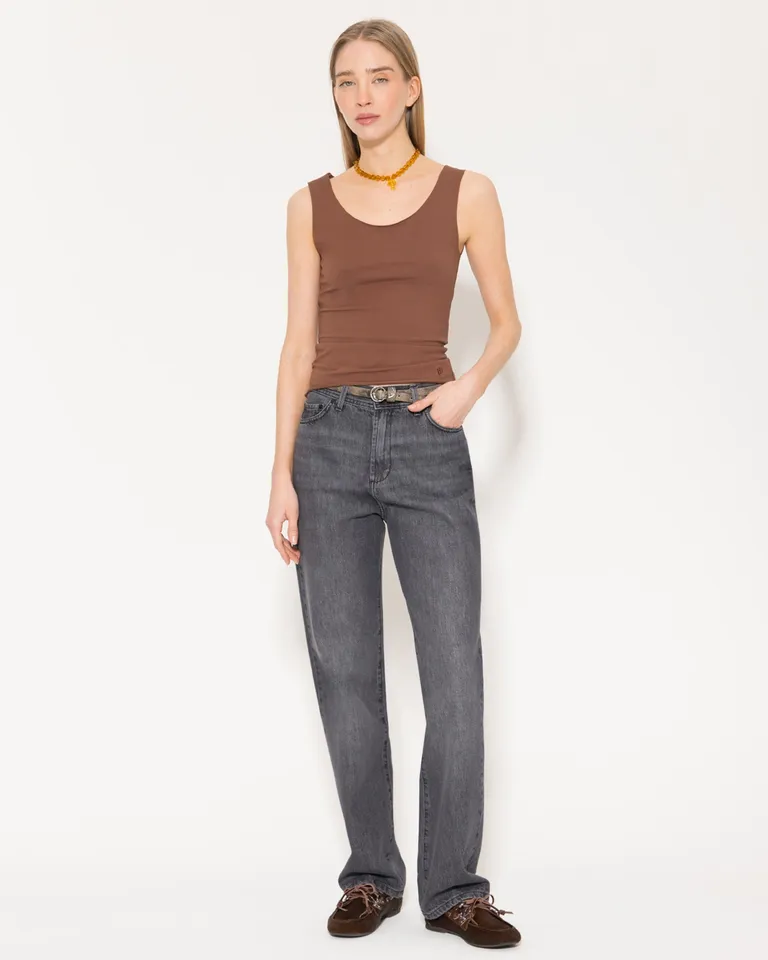 Pantalones negros rectos de tiro medio y silueta relajada para un estilo elegante y moderno de Jazmin Chebar en Pantalones para argentina
