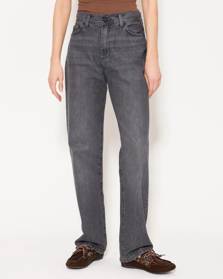 Pantalones negros rectos de tiro medio y silueta relajada para un estilo elegante y moderno de Jazmin Chebar en Pantalones para argentina