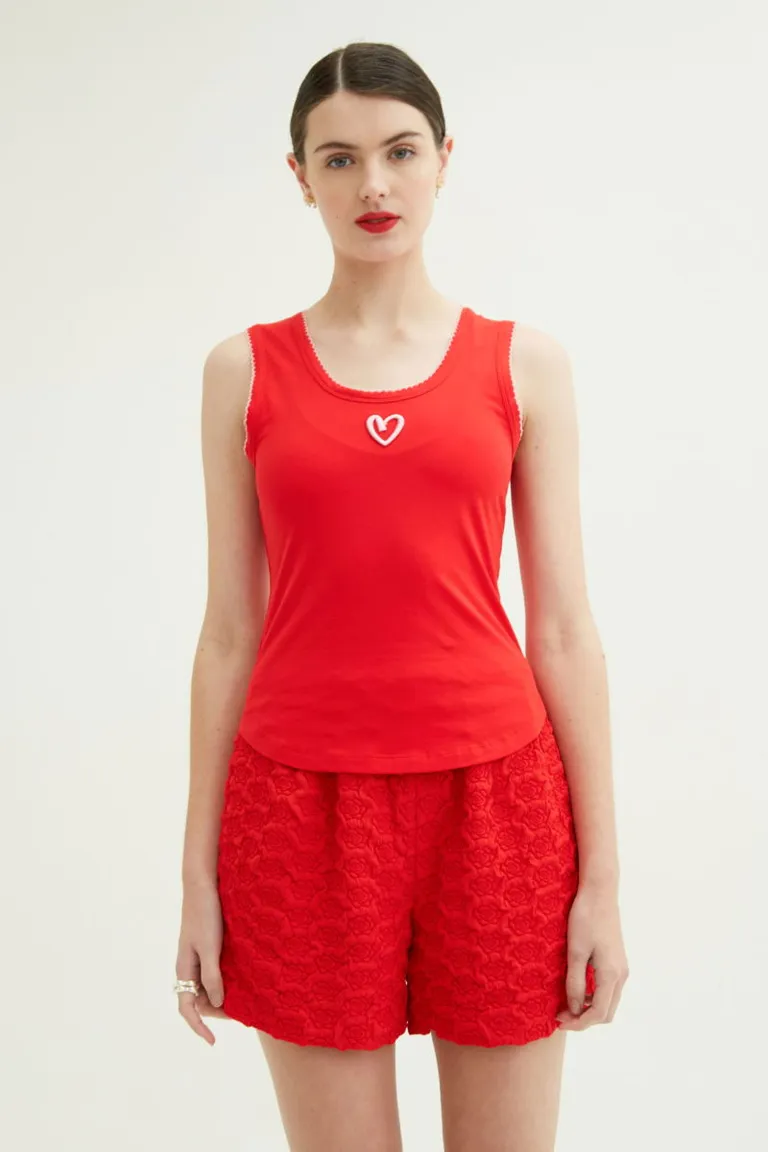 Musculosa de algodón rojo con bordados y detalles ondulados en cuello y sisas de Las Pepas en Remeras para argentina