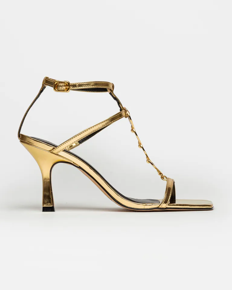 Sandalia de taco alto en cuero metalizado dorado, una propuesta elegante y sofisticada de Prüne en Sandalias para argentina