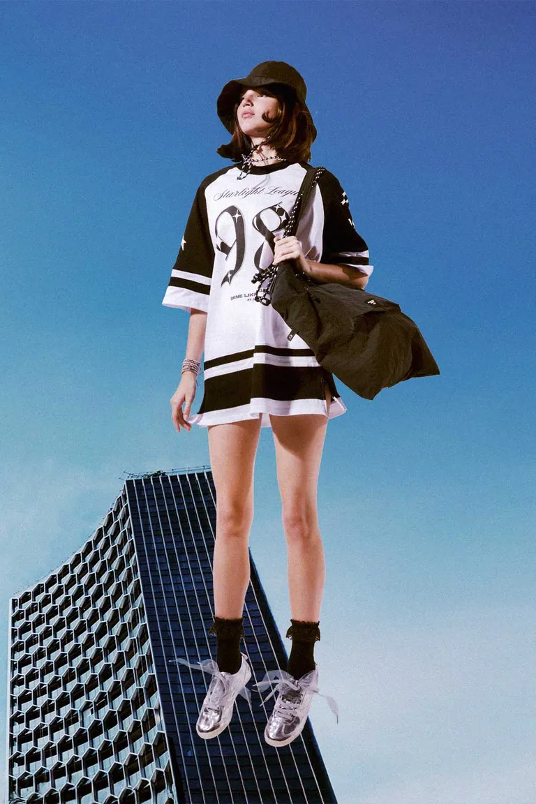 Remera oversize de algodón con recortes en contraste y estampado gráfico de 47 Street en Buzos y Sweaters para argentina