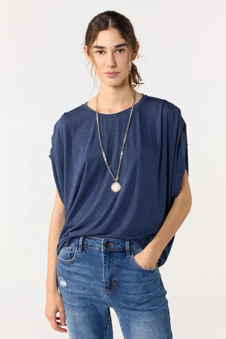 Remeron azul de viscosa y poliéster con pliegues en los hombros de Cuesta Blanca en Remeras para argentina