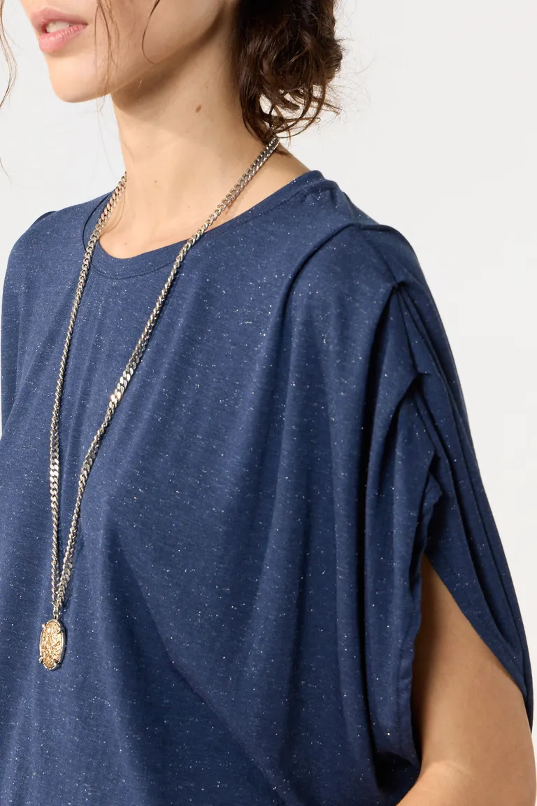 Remeron azul de viscosa y poliéster con pliegues en los hombros de Cuesta Blanca en Remeras para argentina