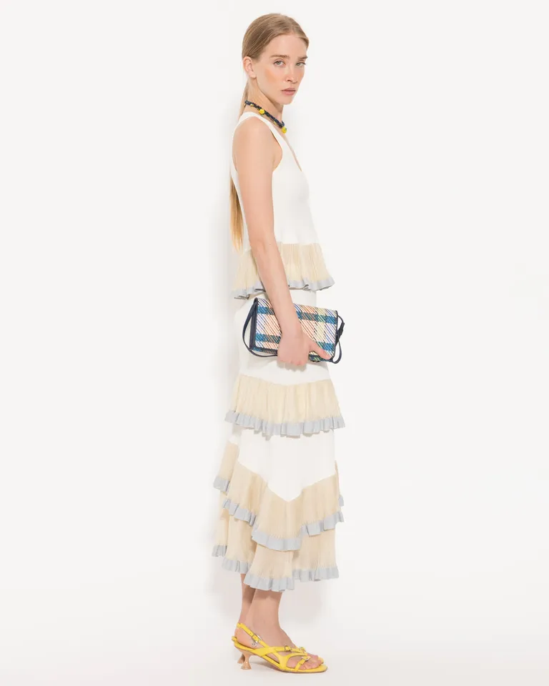 Pollera blanca con volados de organza hasta los tobillos de Jazmin Chebar en Faldas para argentina