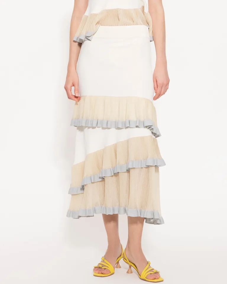 Pollera blanca con volados de organza hasta los tobillos de Jazmin Chebar en Faldas para argentina