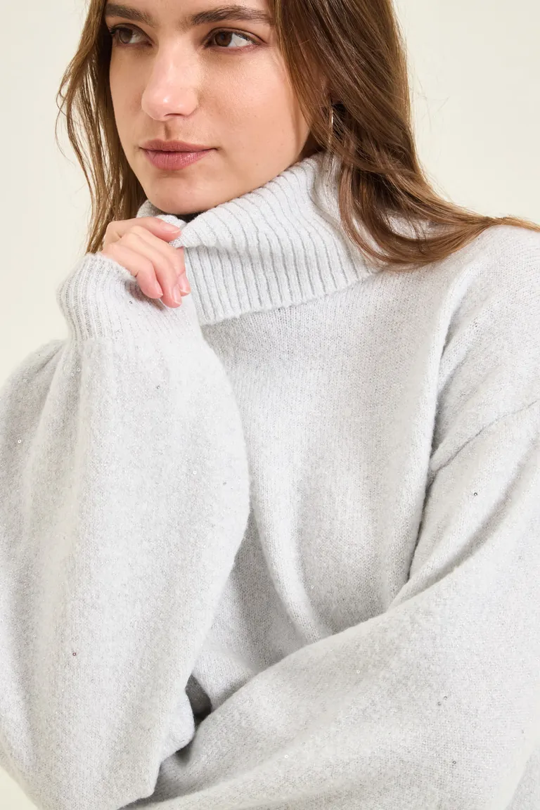 Sweater tejido con cuello polera, mangas largas con frunces y terminaciones en rib de Cuesta Blanca en Buzos y Sweaters para argentina