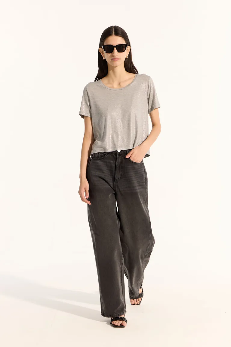 Remera gris de manga corta y cuello amplio con brillo sutil de Portsaid en Remeras para argentina