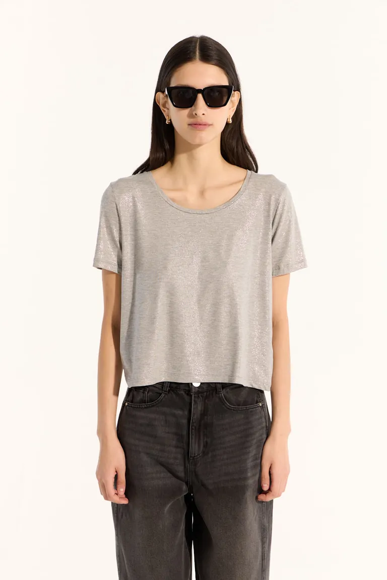 Remera gris de manga corta y cuello amplio con brillo sutil de Portsaid en Remeras para argentina